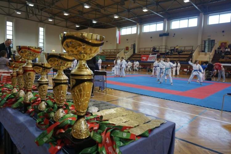 Worek medali wrocławskich studentów na Akademickich Mistrzostwach Polski w karate WKF