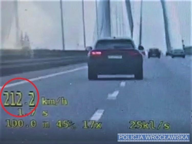 Wyczyn pirata drogowego na AOW: swoją prędkością zdziwił policjantów