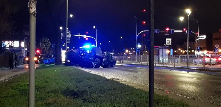 Wrocław: Groźny wypadek na Borowskiej, dachowało auto