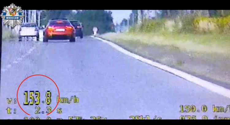 Sportowe auto pędziło po Wrocławiu ponad 150 km/h. Kierowca zdziwiony