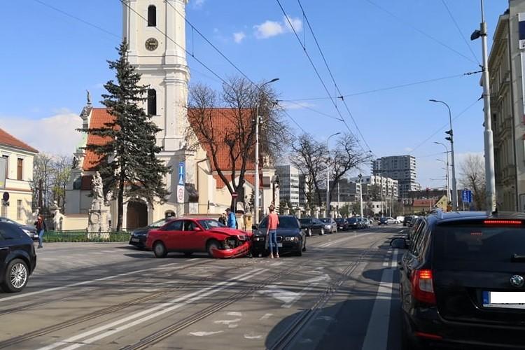 Zderzenie dwóch samochodów w centrum. Korki i utrudnienia dla pasażerów MPK [ZDJĘCIA]