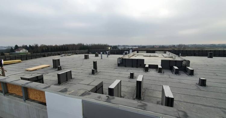 Co wyróżnia dach płaski na tle dachów skośnych?