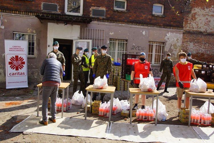 Caritas przekazała 600 paczek na majówkę [ZDJĘCIA]
