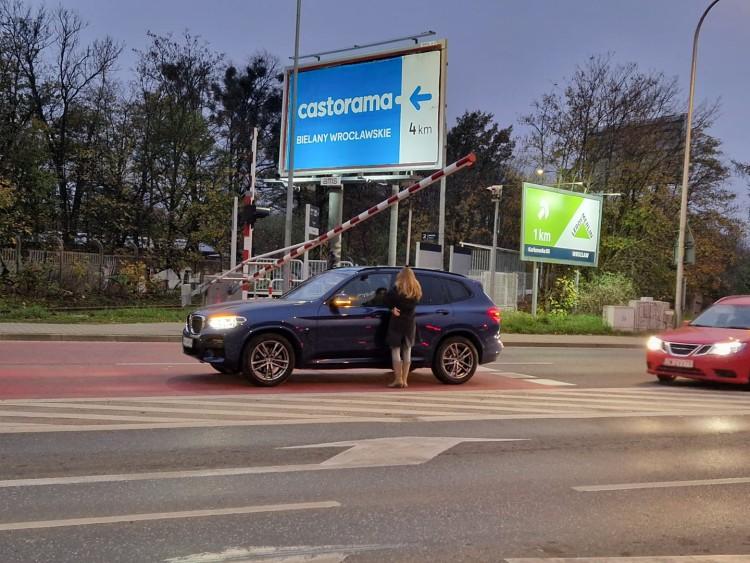 Awarie szlabanów we Wrocławiu. Auta stoją w korkach, komunikacja opóźniona