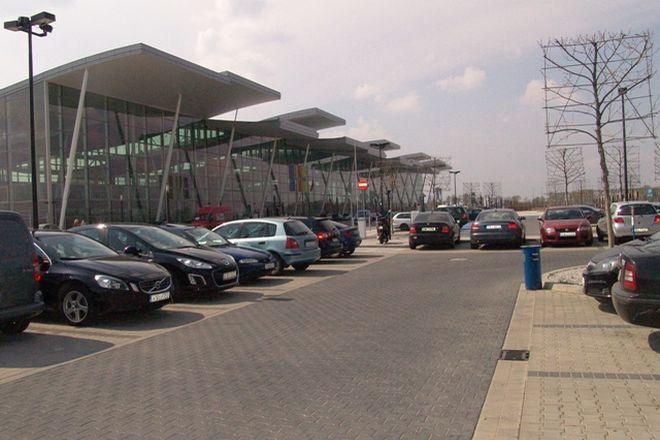 Tanieją opłaty za parkowanie przy wrocławskim lotnisku