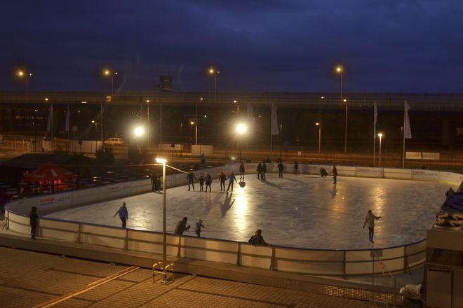 Lodowisko pod stadionem już działa. Będzie też tor saneczkowy, ale czeka na...