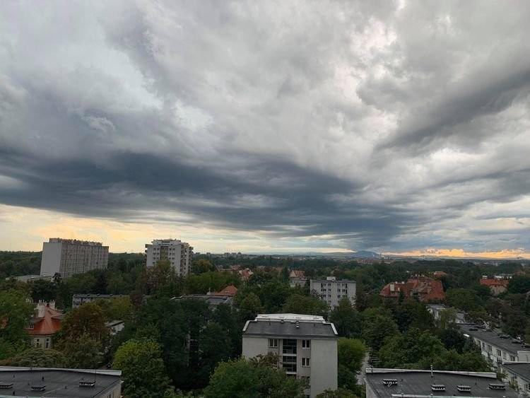 Idą burze z gradem. We Wrocławiu znów deszczowo