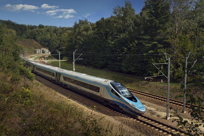 Pociąg Pendolino rusza z Warszawy przez Wrocław do Jeleniej Góry