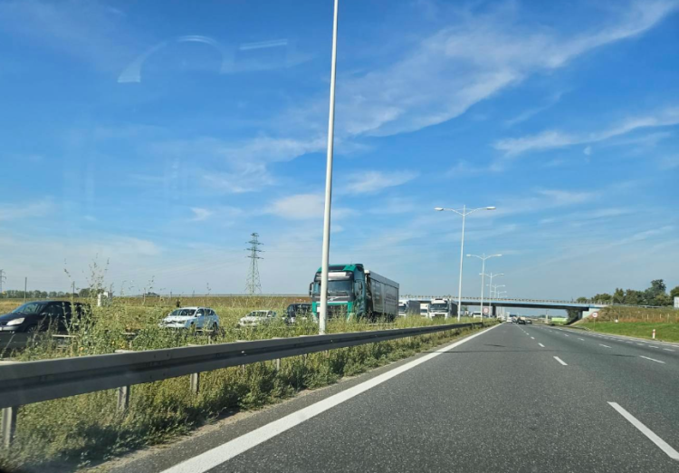 Wrocław: Dachowanie na autostradzie. Ogromne korki na A4 i AOW