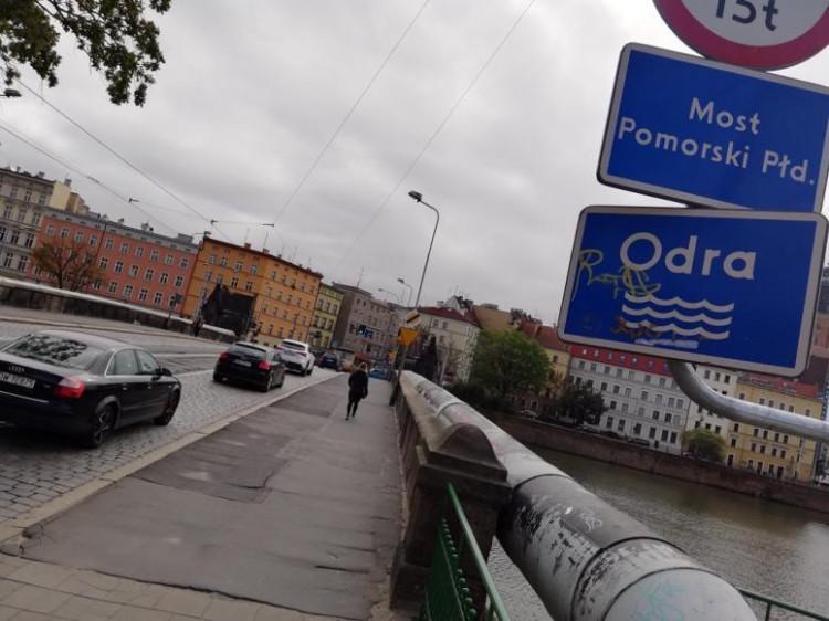 W centrum Wrocławia mężczyzna wpadł do dziury z błotem. Wystawały mu tylko głowa i ręce