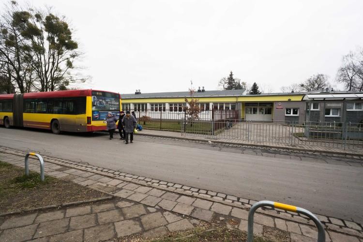 Awantura o pętlę na Grabiszynku. Autobus nie może przejechać, bo rodzice przyjeżdżają na wywiadówki [ZDJĘCIA]