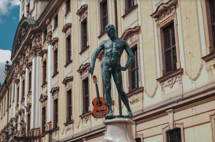Szermierz zamiast szpady otrzymał gitarę. Czas na kolejny rekord