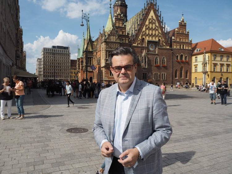 Wysłał prezydentowi 147 zdjęć i nadal chce kontrolować