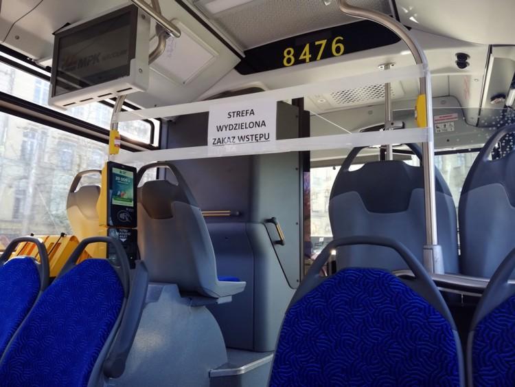 Zmiany zasad w MPK! Nowe limity pasażerów w tramwajach i autobusach [LISTA, ZDJĘCIA]