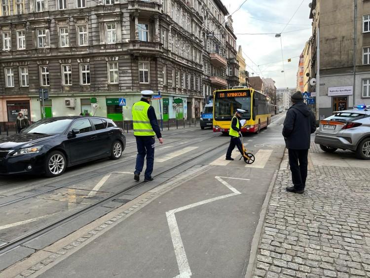 Wrocław: Wypadek na Poniatowskiego i Oleśnickiej. Piesza wpadła pod auto