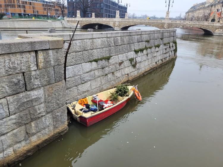 Wrocław: O krok od tragedii na Odrze. Dryfował w łódce w kierunku elektrowni wodnej
