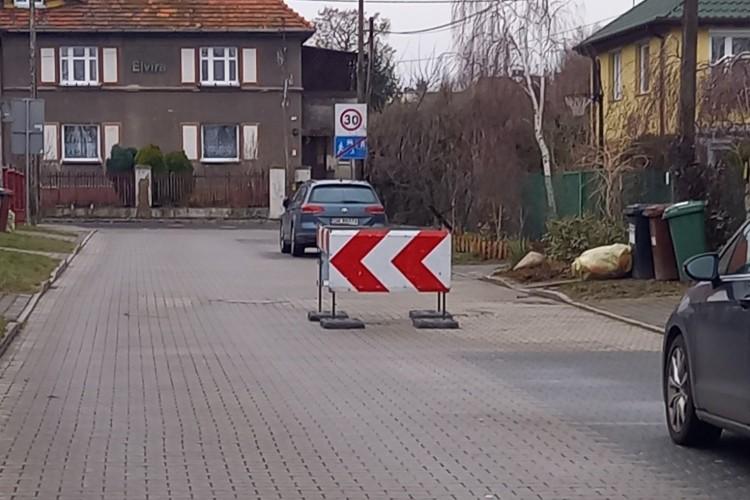 Zapadła się jezdnia. Miasto twierdzi, że nie ma zagrożenia