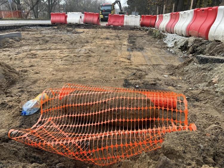 Wrocław: Bomba lotnicza znaleziona koło mostu. Ruch wstrzymany