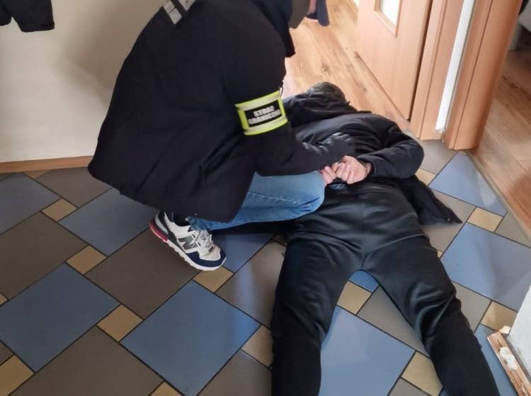 Rozbito gang przemytników ludzi. Zatrzymano 19 osób