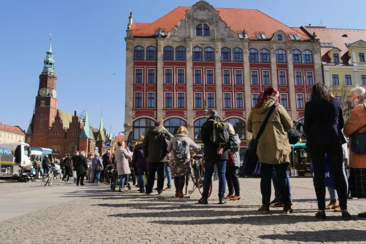 Wrocław: Za czym ta kolejka stoi? Tłum ludzi na placu Solnym [ZDJĘCIA]