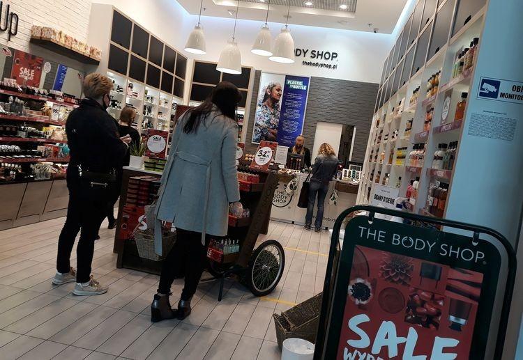Galerie handlowe znów otwarte. Dezynfekcja i nowe zasady bezpieczeństwa [ZDJĘCIA]