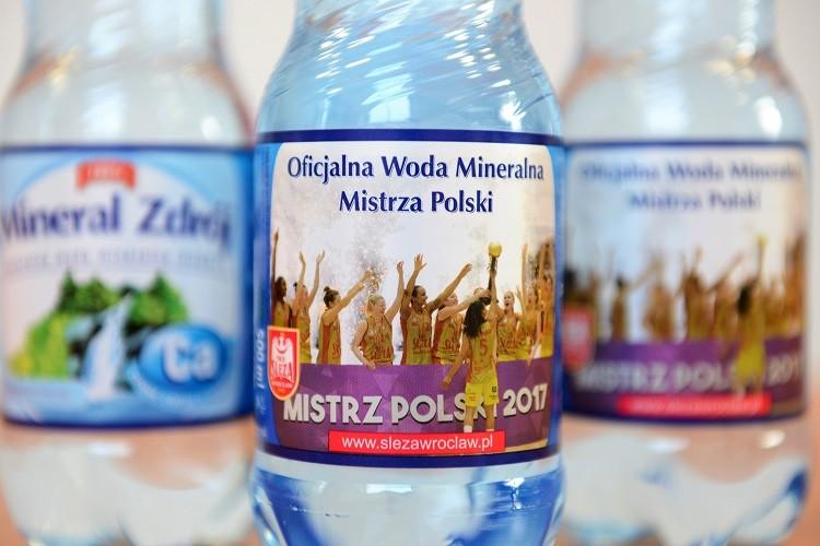 Mistrzynie na etykietach. Koszykarki Ślęzy mają swoją wodę