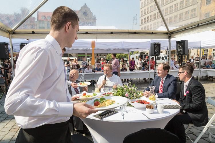 Prezydent Dutkiewicz zjadł na Rynku śniadanie z mieszkańcami i turystami  [ZDJĘCIA]