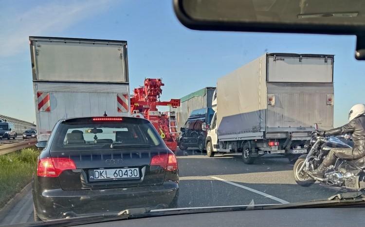 Wrocław: Wypadek na AOW. Kierowca uwięziony w zgniecionym busie po zderzeniu z ciężarówką