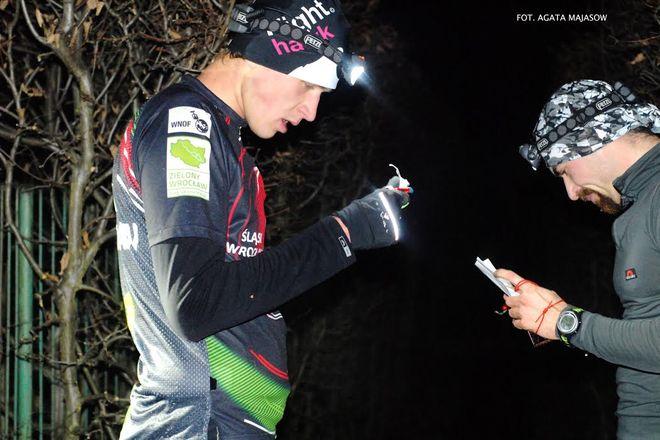 Pierwszy raz w Polsce we Wrocławiu nocą biegali na orientację w labiryncie