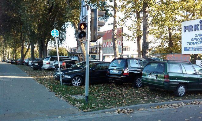 Strażnicy miejscy wzięli się za niesfornych kierowców. Koniec z nielegalnym parkowaniem [LISTA ULIC]