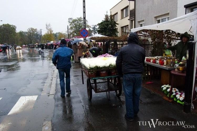Zmiany w organizacji ruchu przy wrocławskich cmentarzach (UTRUDNIENIA DLA KIEROWCÓW)