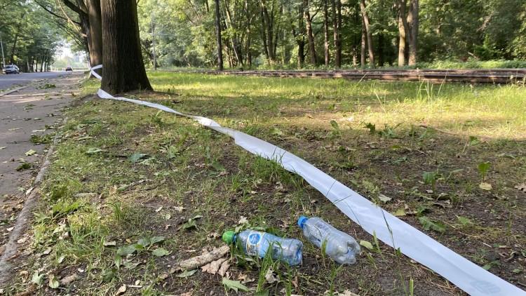 Maratończycy przebiegli w sobotę, ale śmieci wciąż zalegają na ulicach