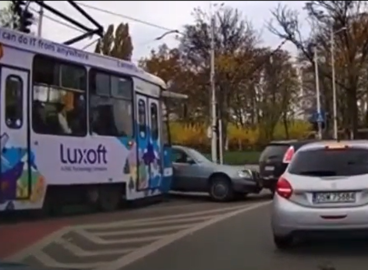 Tramwaj jechał wprost w auto! Szokujące nagranie wypadku na Hubskiej [FILM]