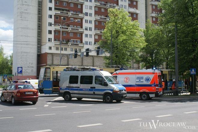 Wypadek pod Sky Tower. Sędziwa kobieta o lasce przytrzaśnięta przez tramwaj