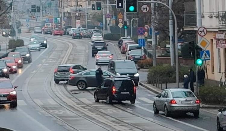 Wrocław: Wypadek opla i radiowozu policji na Jedności Narodowej