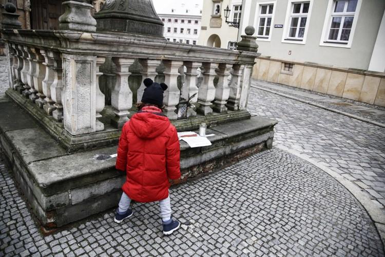 Znicze i papierowe buty na Ostrowie Tumskim. O co chodzi? [ZDJĘCIA]