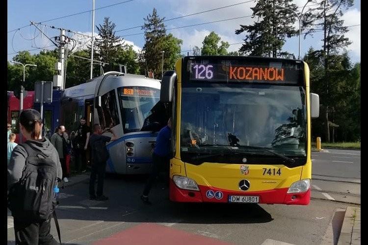 Groźny wypadek tramwaju i autobusu MPK. Jedna osoba została ranna