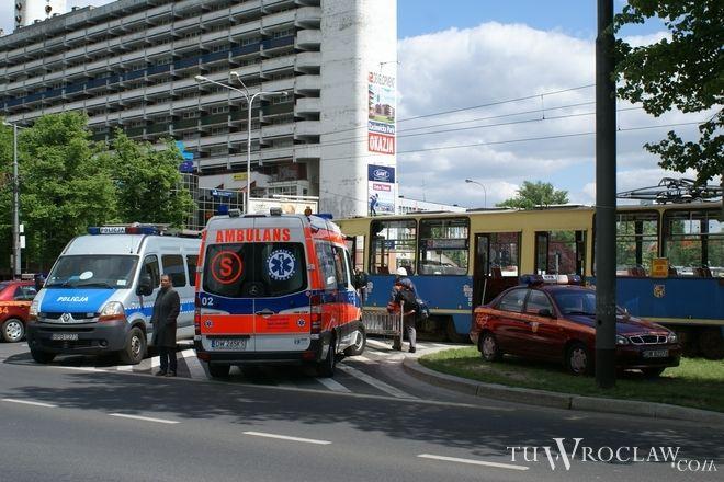 Wypadek tramwaju i ciężarówki pod Sky Tower. Kierowca i motorniczy ciężko ranni, pasażerowie poszkodowani