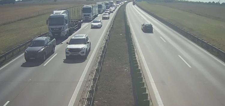 Karambol na A4, trzy busy zderzyły się z osobówką. Duże utrudnienia w ruchu