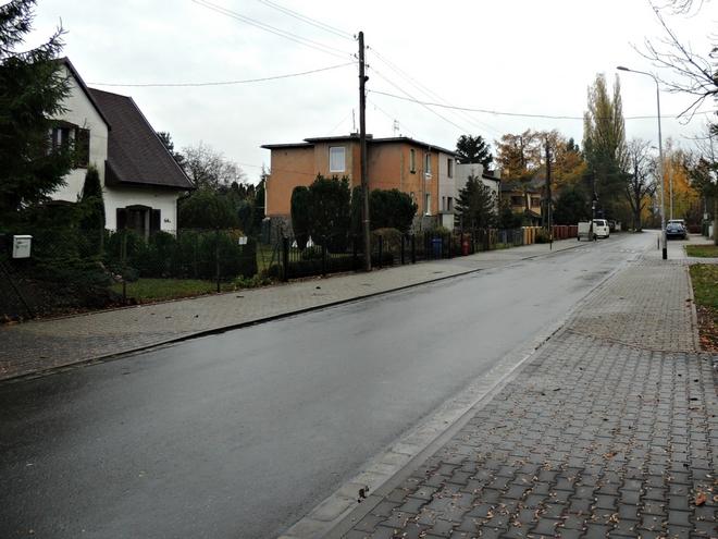 Jedną z ulic Brochowa wciąż rozjeżdżają tiry. Sytuacja się pogarsza, a znak postawią dopiero za kilka miesięcy