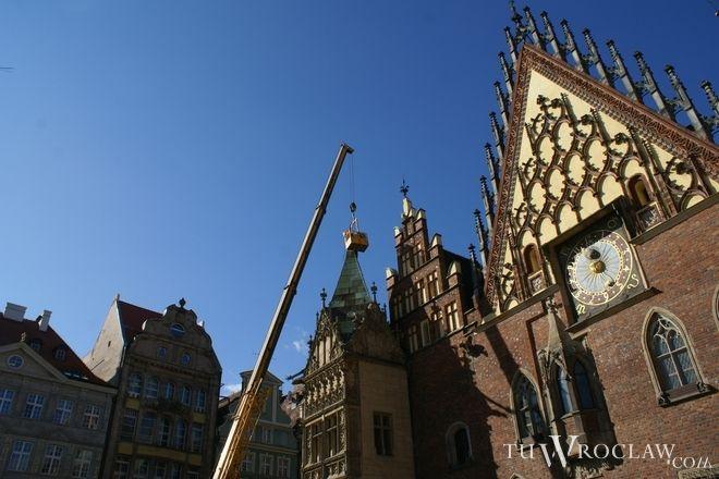 Na dachu Ratusza pojawili się robotnicy. Zobacz co robią
