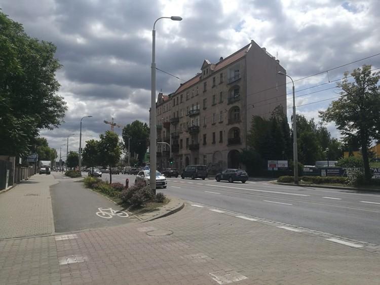 Rozbity samochód na torowisku. Korki i objazdy [ZDJĘCIA]