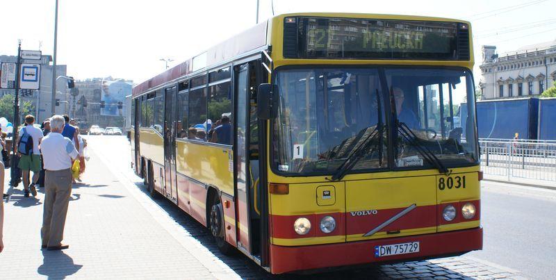 Po cichu i bez rozgłosu 127 znów jeździ przez pl. Jana Pawła II