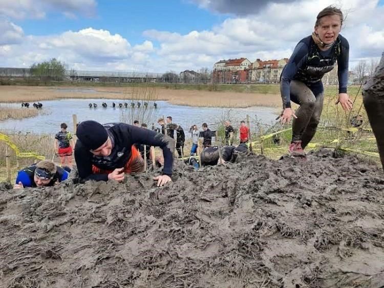 Przez błoto i pod wiatr! Runmageddon we Wrocławiu [ZDJĘCIA]