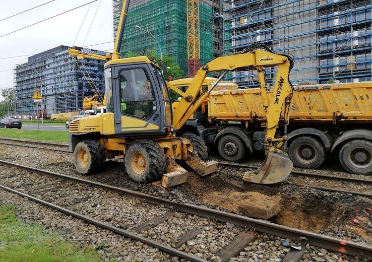 Samochód uszkodził sieć trakcyjną. Spore utrudnienia na Legnickiej [ZDJĘCIA]