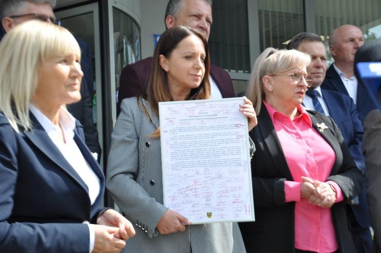 Wrocław: Samorządowcy popierają marszałka. 