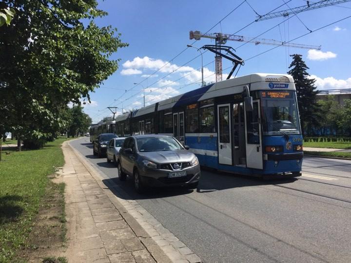 Kolizja tramwaju na ul. Grabiszyńskiej [ZDJĘCIA]