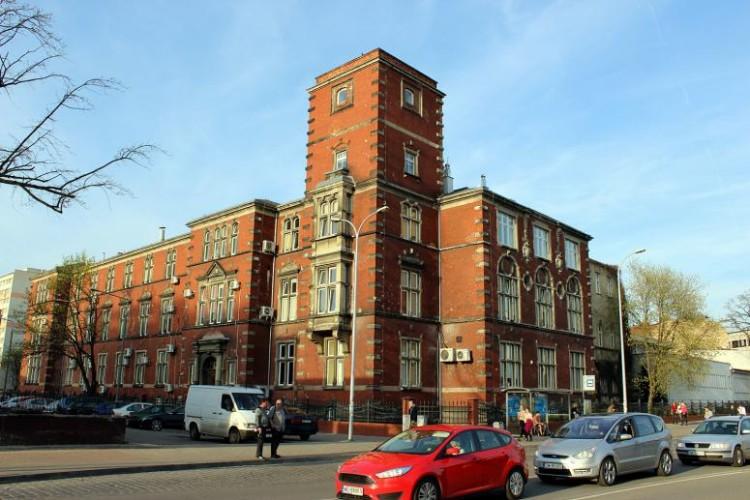 Zakaz parkowania przy dwóch wrocławskich szpitalach [KIEROWCY]