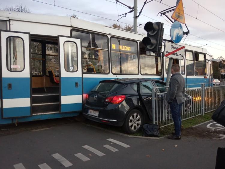 Zderzenie samochodu z tramwajem na Powstańców Śląskich [ZDJĘCIA]