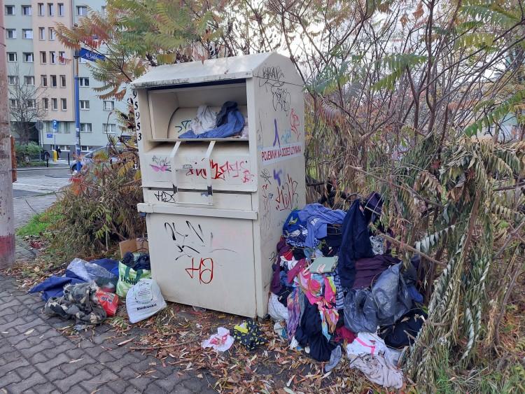 Wrocław: Kontenery na odzież jak śmietniki. Gdzie oddawać ubrania?